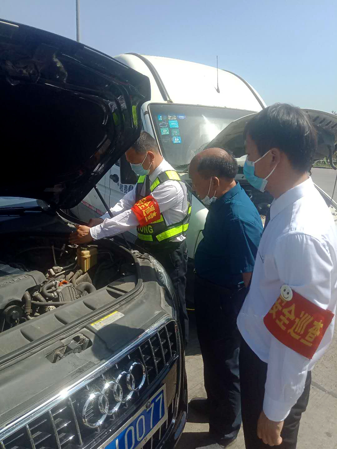 汝陽(yáng)服務(wù)區(qū)幫助司乘維修車輛.jpg