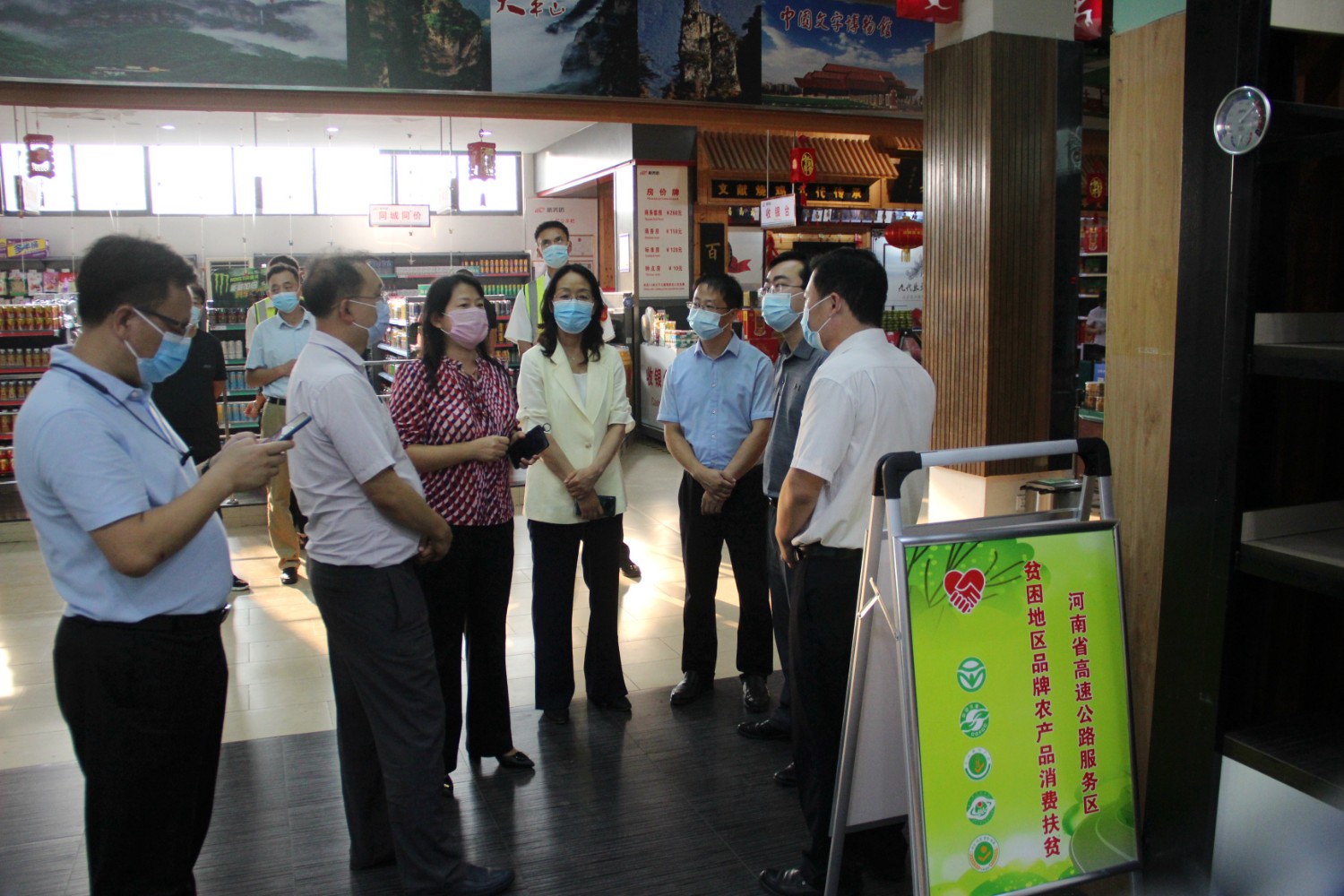 9月15日中國農(nóng)業(yè)農(nóng)村部農(nóng)產(chǎn)品質(zhì)量安全監(jiān)管司處長王為民一行到安陽服務(wù)區(qū)視察指導(dǎo)河南省高速公路服務(wù)區(qū)貧困地區(qū)品牌農(nóng)產(chǎn)品消費扶貧工作.jpg