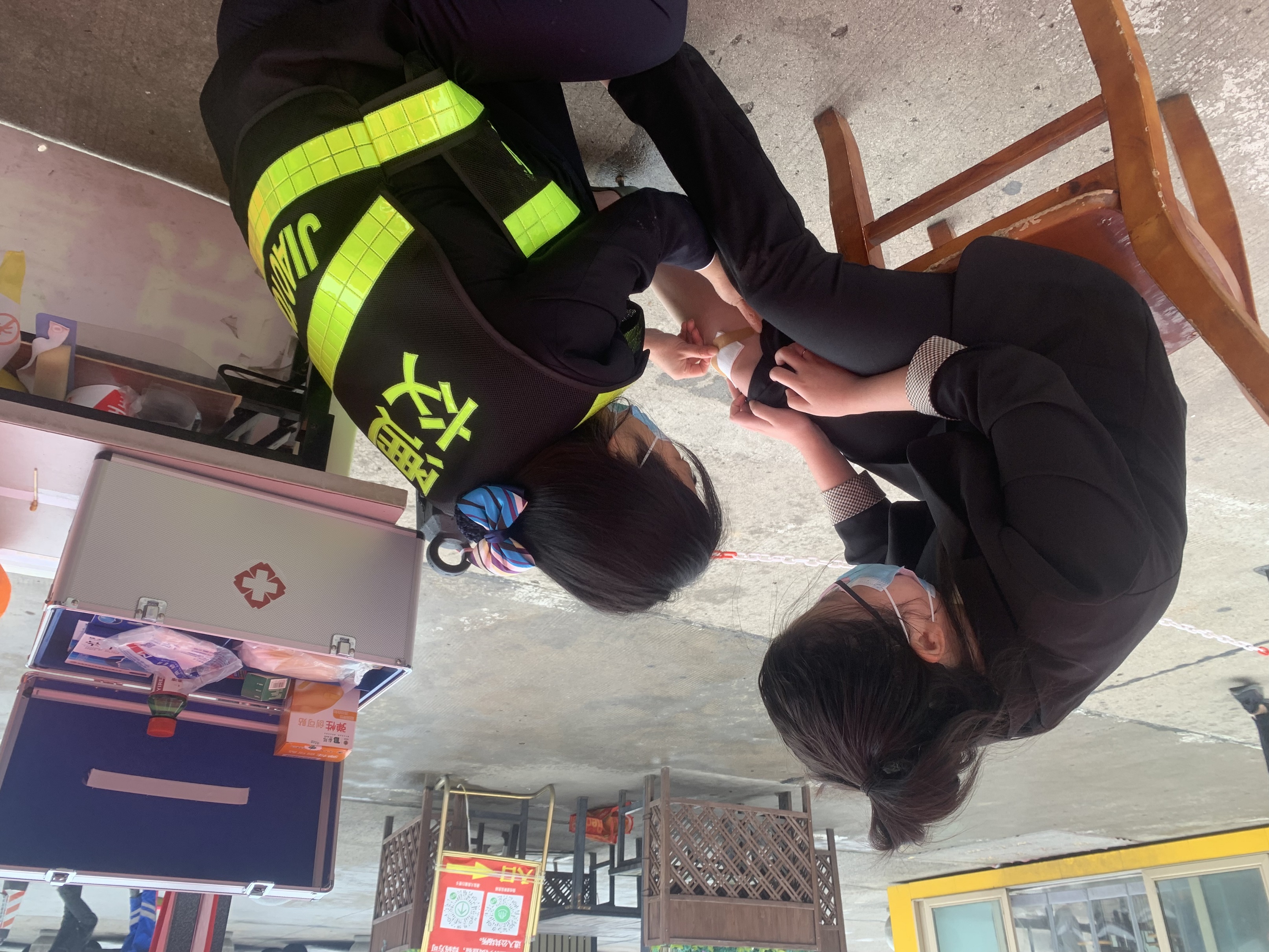 10.7，漯河服務區(qū)一位女士不慎將高跟鞋踩斷跌傷，值班人員拿來醫(yī)藥箱細心為其處理傷口。.jpg
