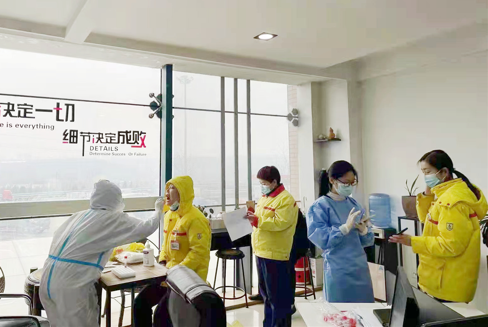 英豪北加油站，員工進(jìn)行核酸檢測。_副.jpg