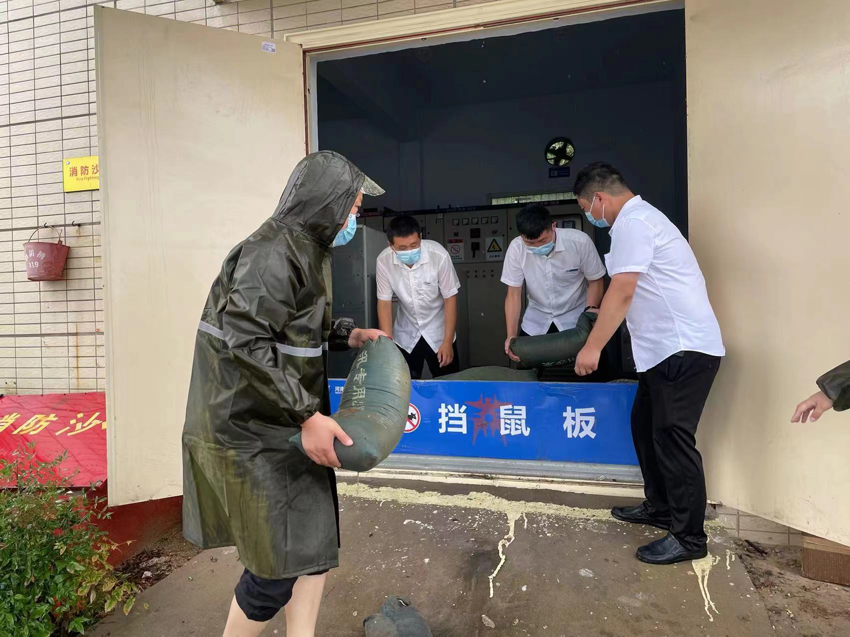 7月5日 商丘服務(wù)區(qū)放置沙袋、擋鼠板.jpg