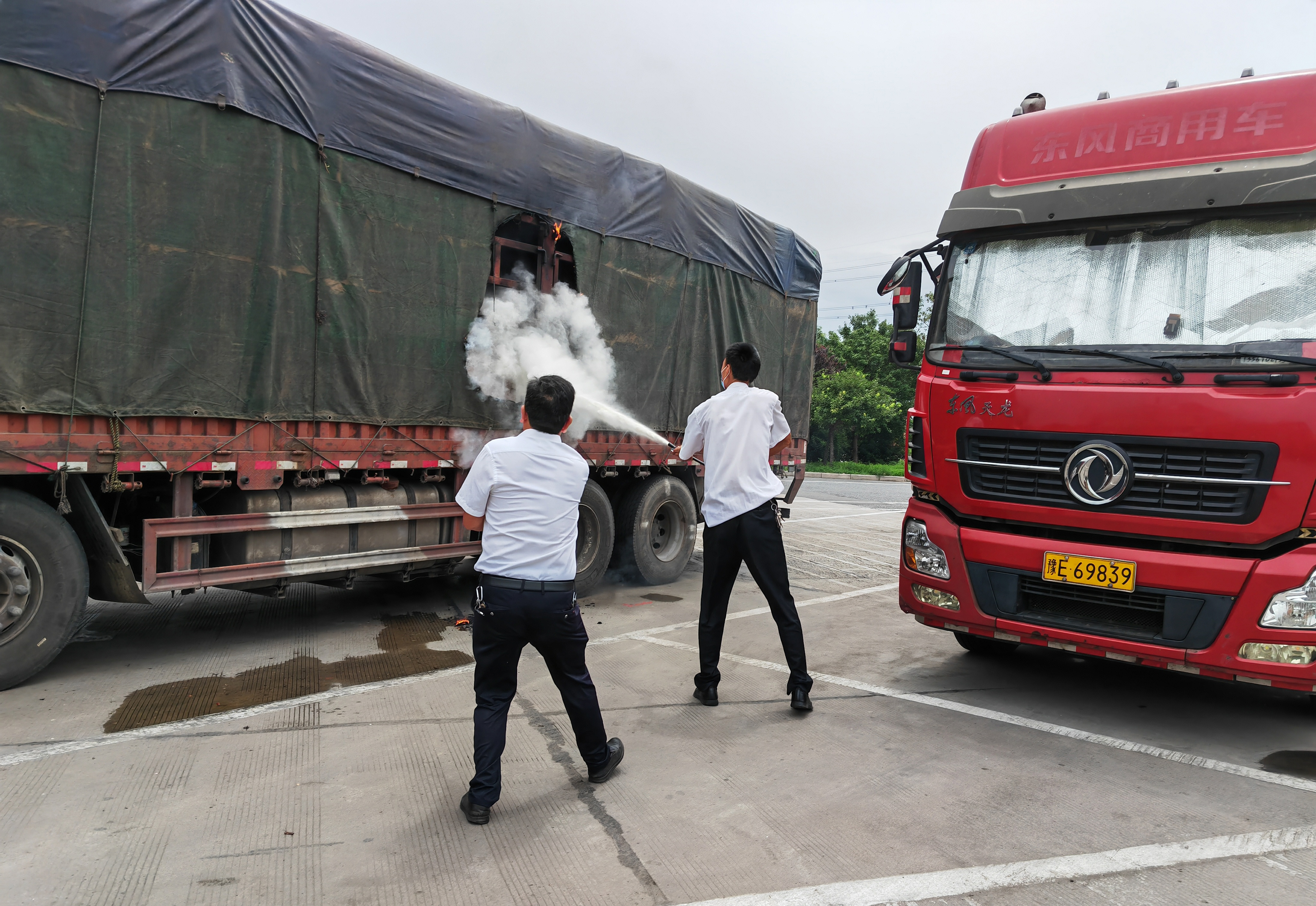 7月19日貨車自燃起火，安陽服務區(qū)緊急救援 李潤林 攝 (4).jpg