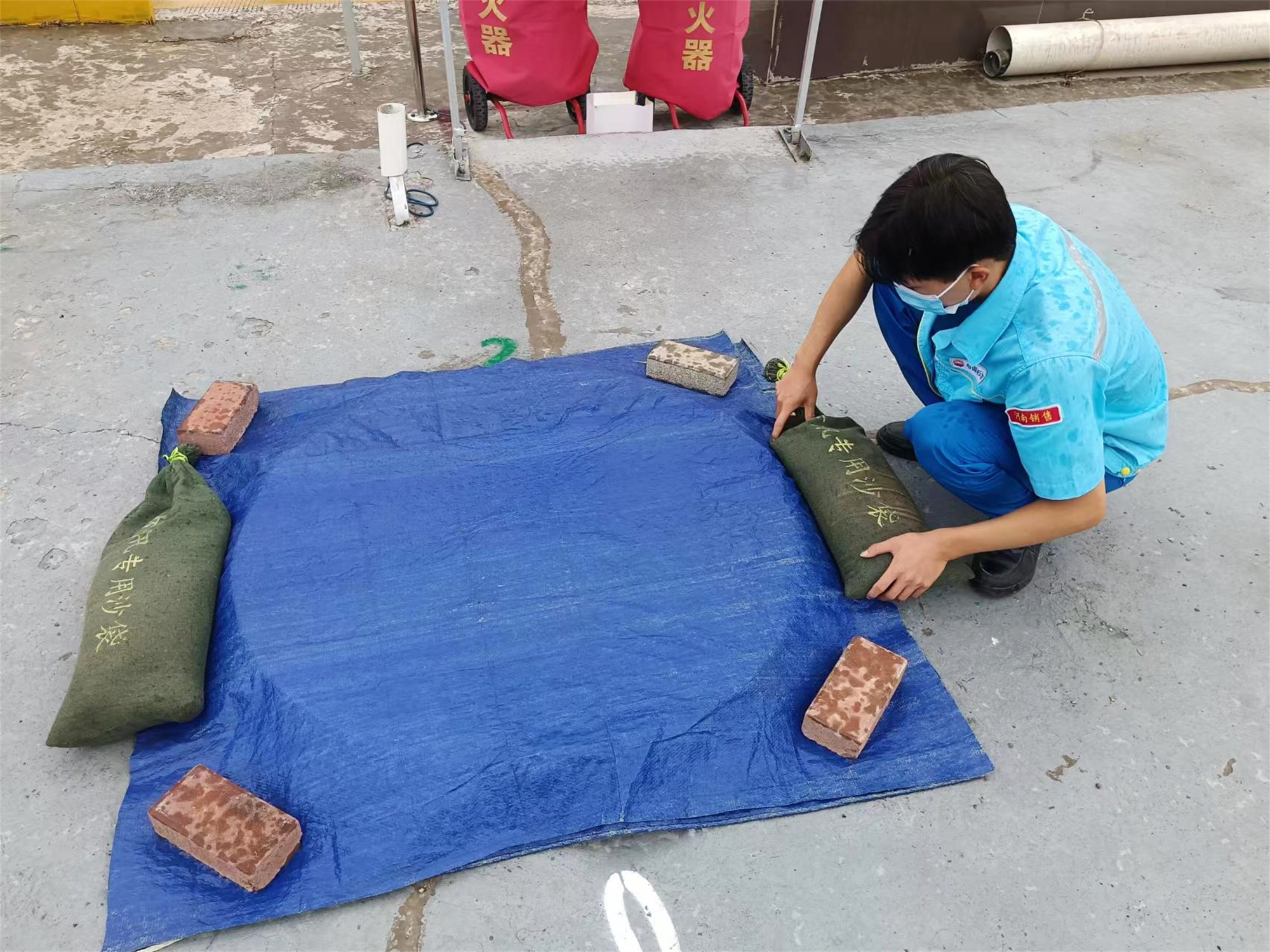 安陽加油站用防雨布罩住罐區(qū)操作井.jpg