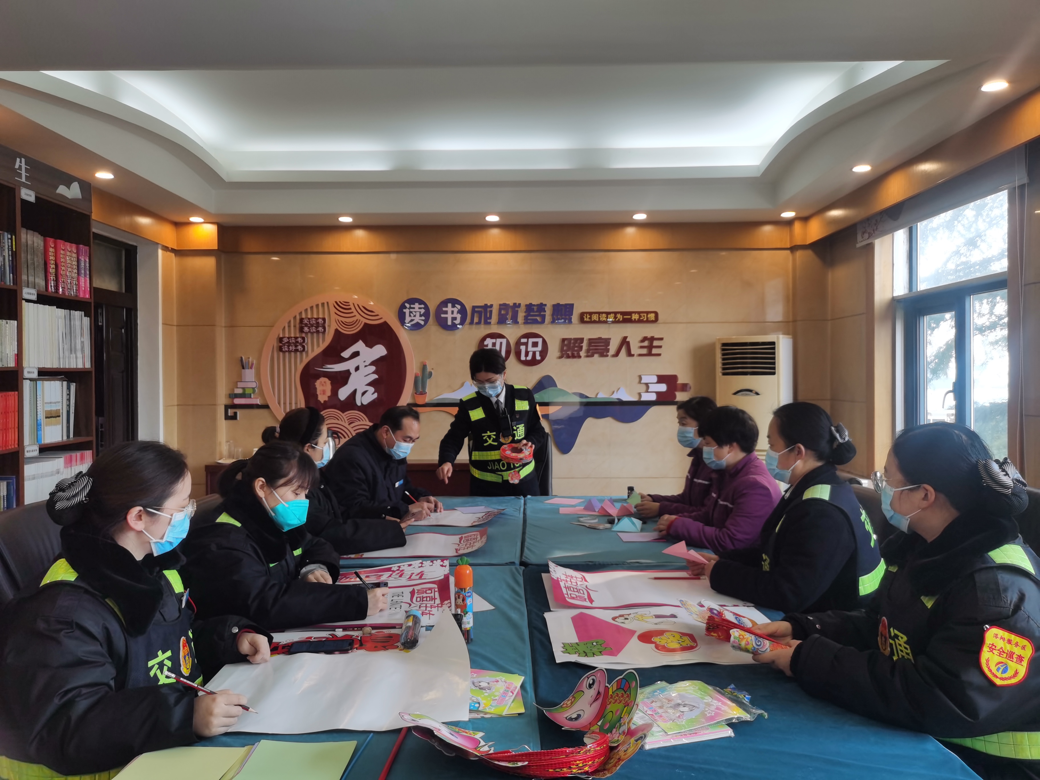 2月5日，洛陽服務(wù)區(qū)積極組織員工繪制元宵節(jié)海報，制作手工燈籠。 (3).jpg