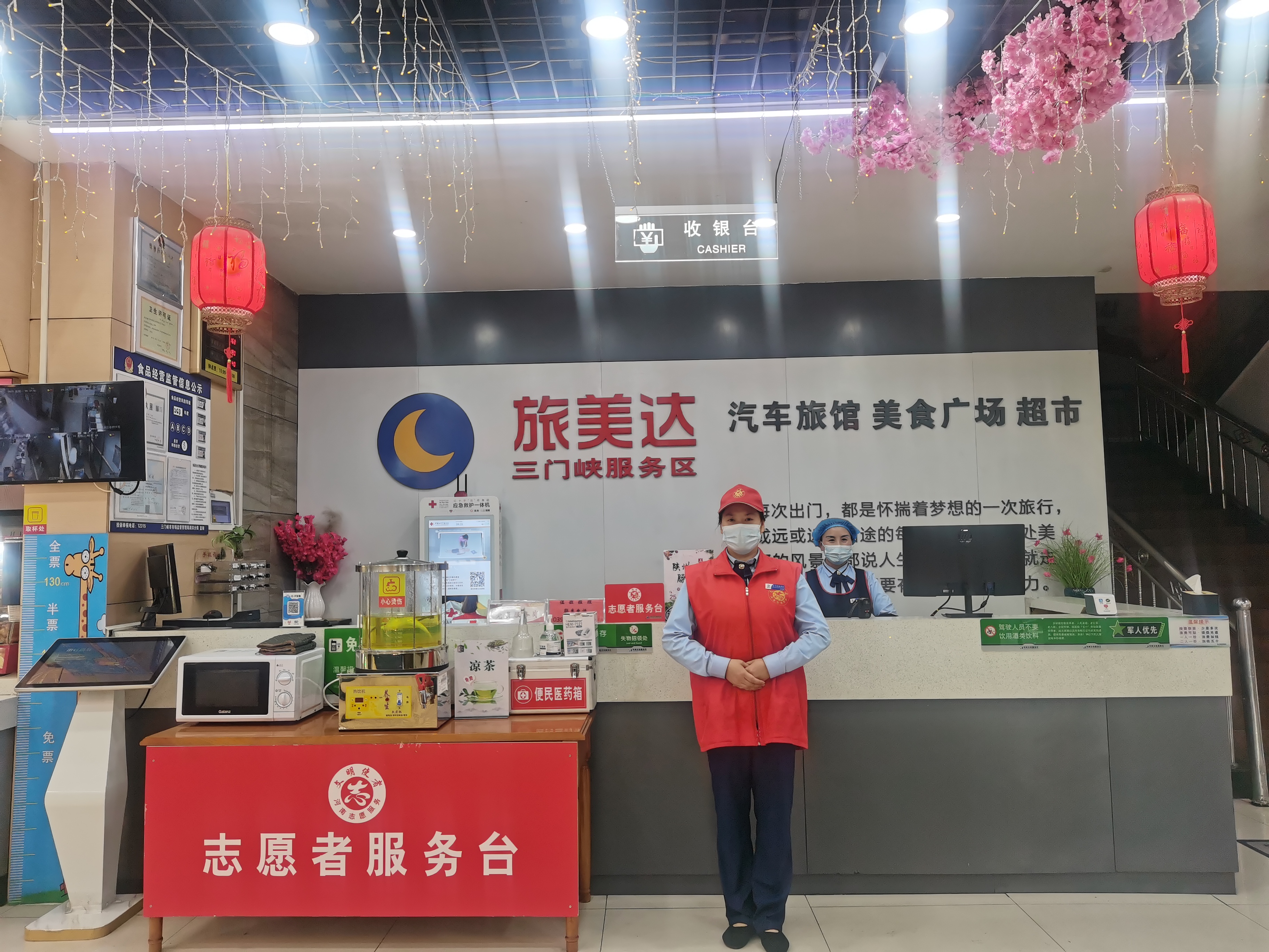 2024年4月29日，三門(mén)峽服務(wù)區(qū)消防，檔口，便利店進(jìn)行安全生產(chǎn)檢查，交通疏導(dǎo)員安心崗持續(xù)在崗，志愿者服務(wù)崗準(zhǔn)備充足（拍攝者：趙家琪18530357719，宋會(huì)芳18790732606）.jpg